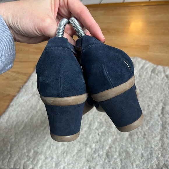 Earth: Navy Blue Suede "Curvet" Ankle Strap Wedge Sandals Size 7.5 - Picture 8 of 11